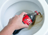 Thông tắc bồn cầu bằng Coca cực nhanh