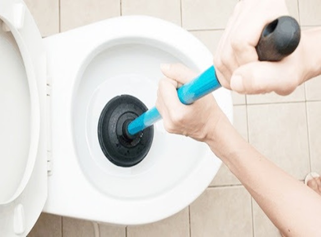 Bồn cầu bị rỉ g&acirc;y ra l&atilde;ng ph&iacute; nước