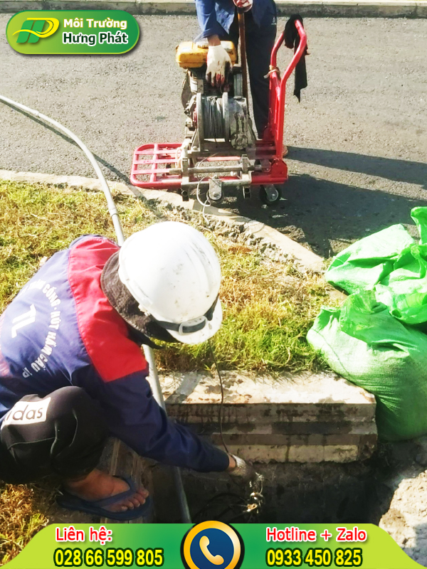 D&ugrave;ng c&aacute;t thạch anh để khử m&ugrave;i b&ugrave;n trong nước giếng