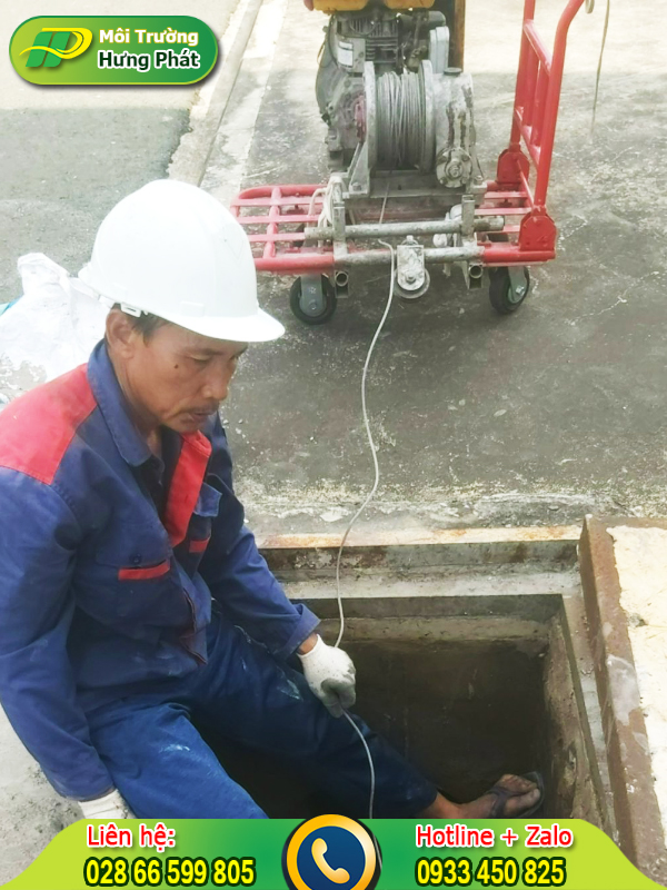 Nạo v&eacute;t hố ga bị tr&agrave;o ngược tại Ph&aacute;t Đạt