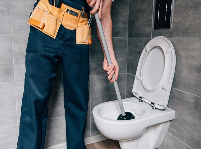 Bồn cầu xả nước k&ecirc;u to do ống dẫn kh&iacute; bị hư