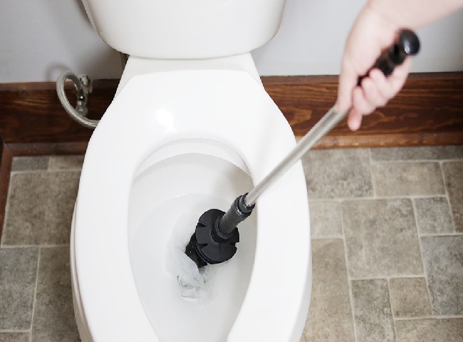 Hướng dẫn cách xử lý nước không bơm vào két nước bồn cầu