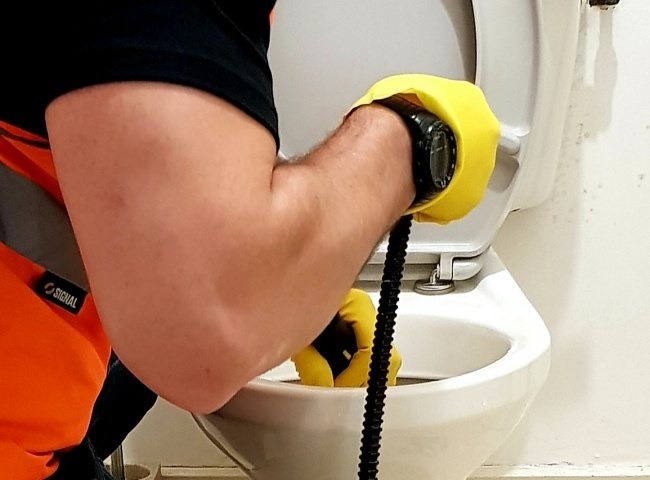 Xử lý quần lót bị rơi vào bồn cầu bằng cách thuê dịch vụ