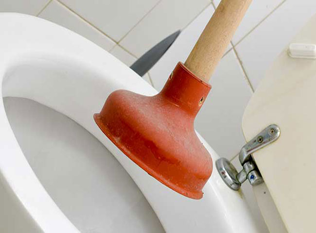 D&ugrave;ng Coca th&ocirc;ng tắc bồn cầu khi bị tắc nghẽn đường tho&aacute;t nước