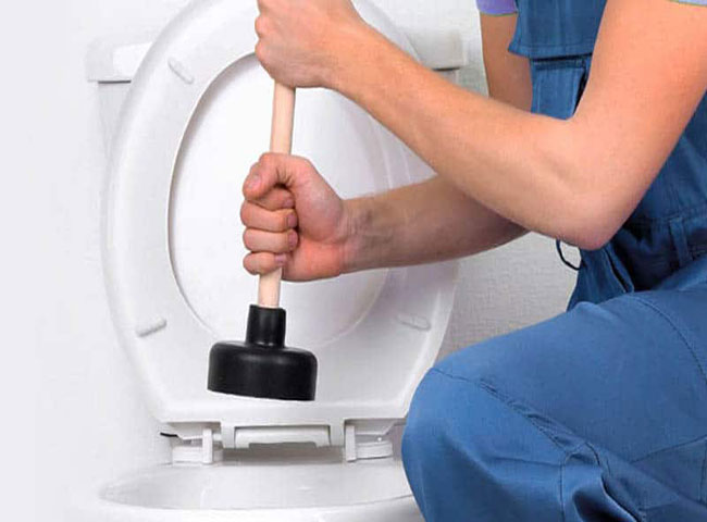 Sửa bồn cầu r&uacute;t nước yếu bằng c&aacute;ch thay k&eacute;t mới