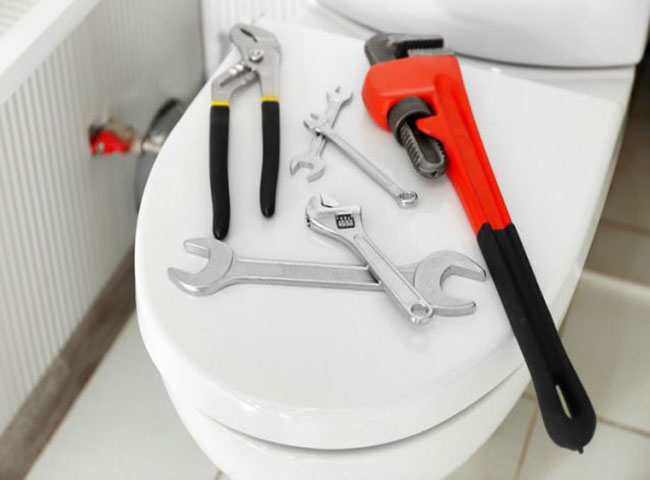 Nước không bơm vào két nước bồn cầu gây ra nhiều hậu quả